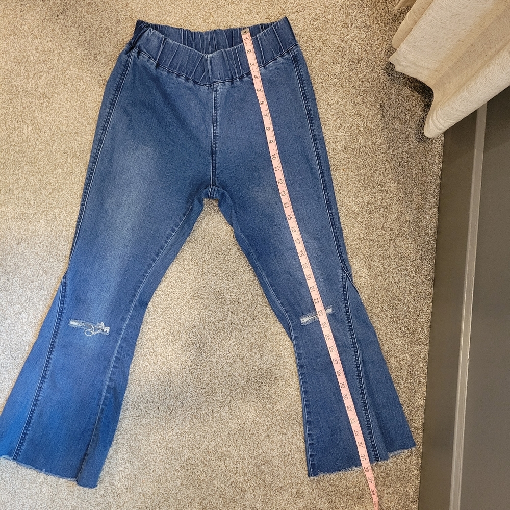 Women's 3 for $10 on $5 items! Women's cropped flares size medium apx size 6